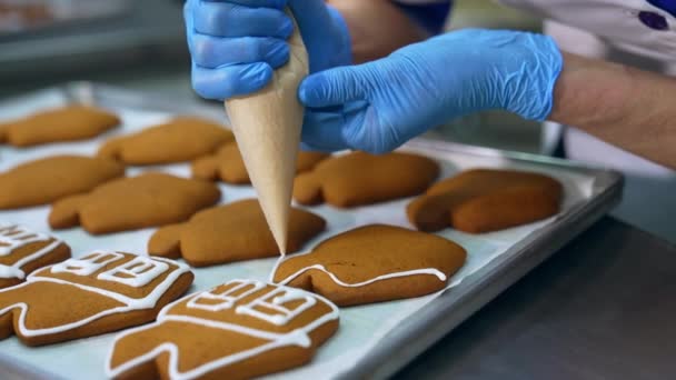 用白色奶油装饰新烘焙的饼干 搅拌机在姜饼上从糕点袋中挤出糖霜 靠近点 — 图库视频影像