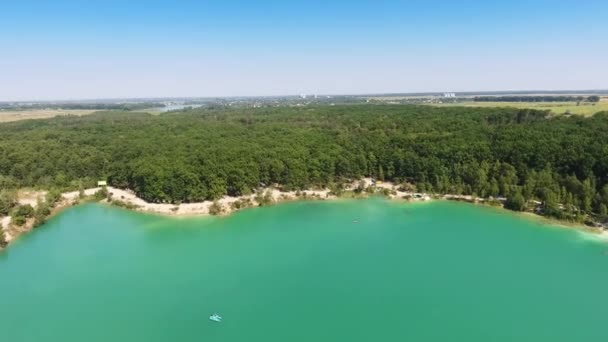 주위에 은행과 파란색 해변을 배경에 풍경과 명확한 — 비디오