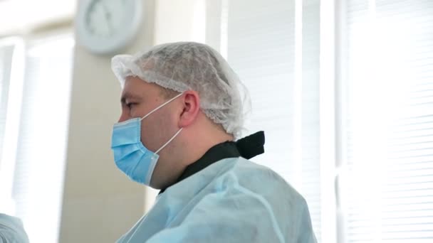 Specjalista Medycyny Mundurze Medycznym Operacji Czapki Maski Portret Lekarza Mówiącego — Wideo stockowe
