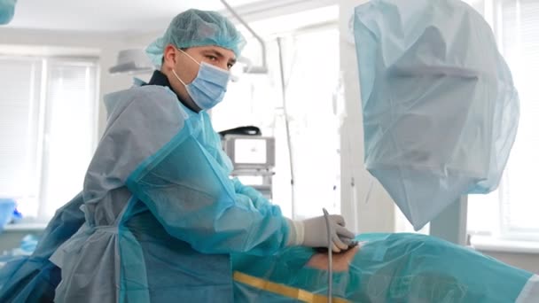 Ultralyd Bughulen Til Patient Operation Kirurgen Laver Ultralydsforskning Kigger Monitoren – Stock-video