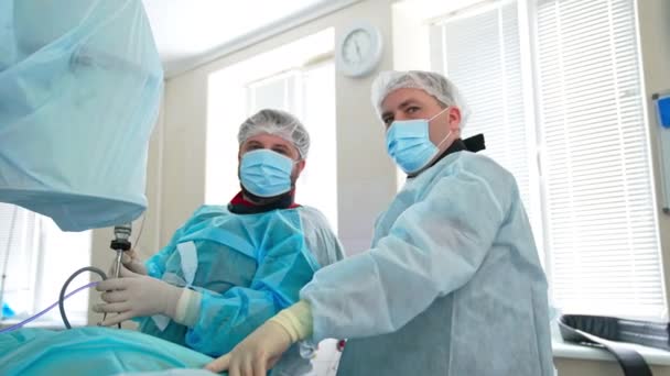 Due Chirurghi Maschi Che Conducono Operazione Laparoscopica Una Sala Operatoria — Video Stock