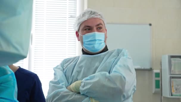 Dottore Maschera Uniforme Piedi Nella Sala Operatoria Ritratto Chirurgo Fiducioso — Video Stock