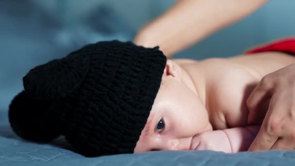 Doce Bebezinho Boné Preto Engraçado Deita Bruços Mãos Dos Pais — Vídeo de Stock
