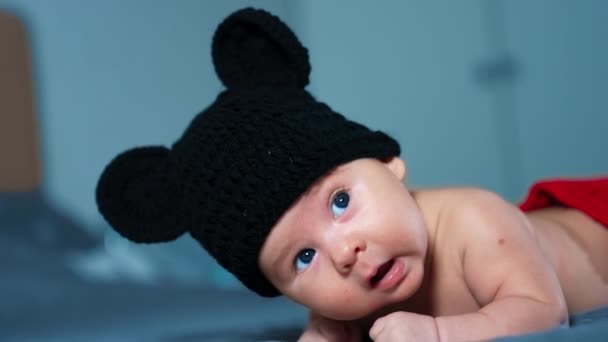 Precioso Bebé Dulce Sombrero Mickey Mouse Levanta Cabeza Mientras Está — Vídeo de stock