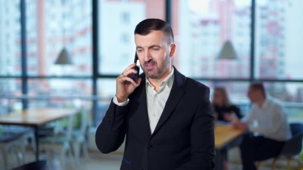 Деловой Разговор Телефону Офисе Уверенный Бизнесмен Говорит Телефону Активный Живой — стоковое видео