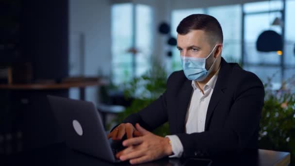 Homme Affaires Costume Masque Assis Bureau Travaillant Sur Ordinateur Entrepreneur — Video