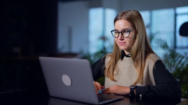 Žena Sedící Počítače Pracuje Tom Naštve Kvůli Něčemu Kancelářský Zaměstnanec — Stock video
