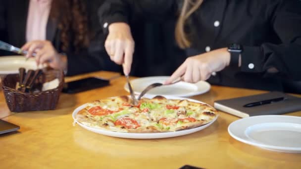 Manos Femeninas Cortando Pizza Con Cuchillo Tenedor Mujer Sentada Lado — Vídeos de Stock
