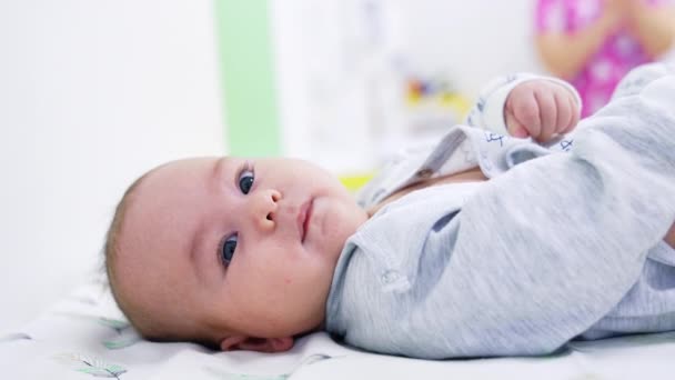 Bebé Preparar Para Check Médico Miúdo Camisa Deitado Paz Espera — Vídeo de Stock