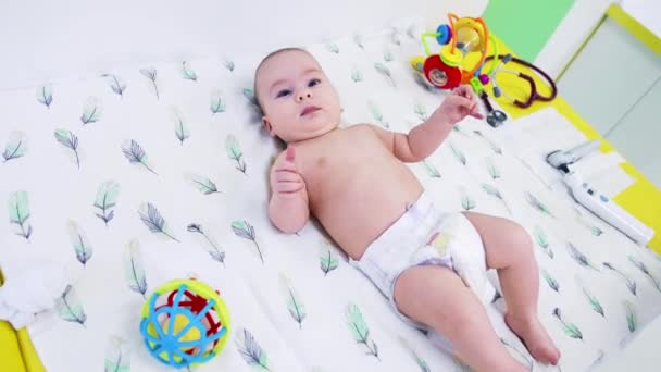 Γυμνό Μωρό Πάνα Ξαπλωμένο Μόνο Λευκό Σεντόνι Ιατρικές Συσκευές Είναι — Αρχείο Βίντεο