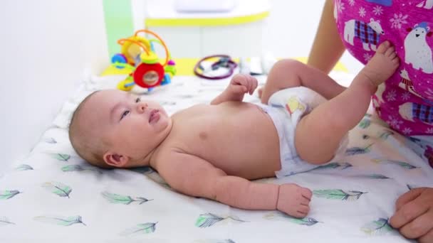 Hermosa Niña Recepción Médico Curioso Bebé Mirando Médico Sonriendo Dulcemente — Vídeos de Stock