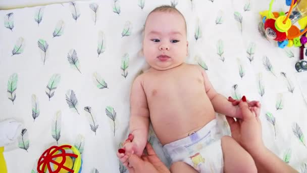 Χειρουργός Κινεί Χέρια Του Μωρού Μπρος Και Πίσω Παιδί Παραμένει — Αρχείο Βίντεο