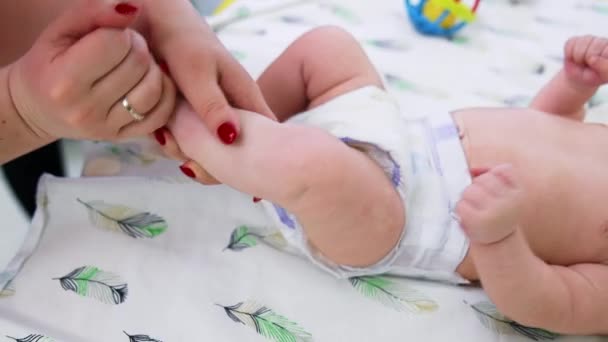 Der Arzt Überprüft Die Entwicklung Des Kleinkindes Kinderärztin Dreht Baby — Stockvideo
