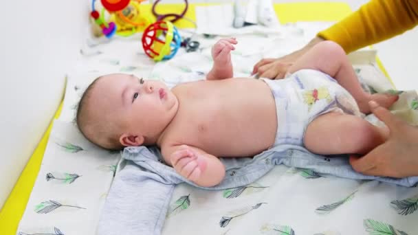 Baby Wird Nach Der Untersuchung Beim Kinderarzt Angezogen Mutter Zieht — Stockvideo