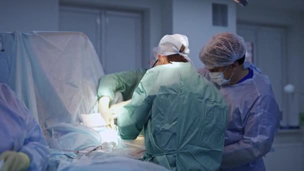 Tres Cirujanos Especialistas Realizan Operación Los Médicos Utilizan Herramientas Médicas — Vídeos de Stock