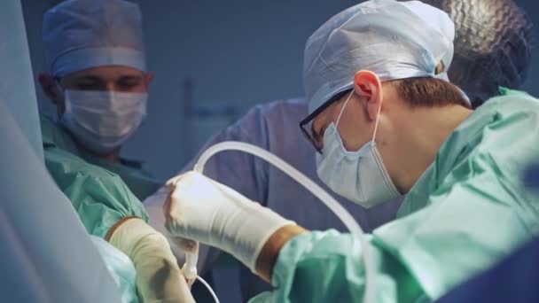 Manlig Kirurg Glasögon Som Leder Operationen Grupp Kirurger Använder Operativa — Stockvideo