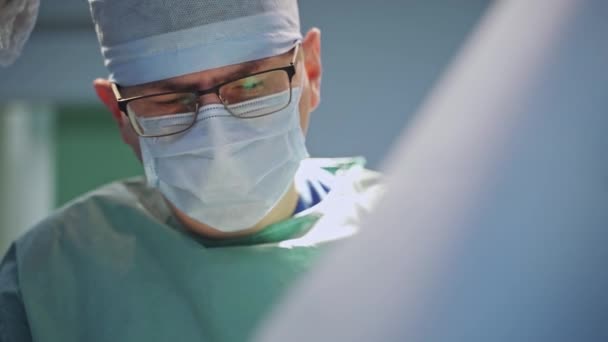 Spokojny Poważny Wyraz Twarzy Chirurga Pracy Portret Starszego Lekarza Skupiony — Wideo stockowe