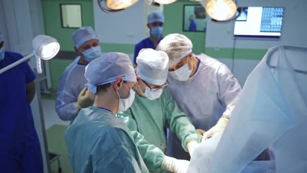 Група Трьох Хірургів Наполегливо Працює Багато Професіоналів Зібралися Операційному Театрі — стокове відео