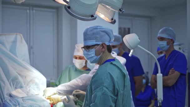 Pochi Chirurghi Maschi Eseguono Operazione Teatro Chirurgico Medici Discutono Consultano — Video Stock