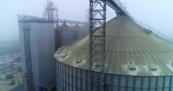 Metal Tanks Constructions Modern Grain Processing Plant Foggy Winter Weather — Stock Video