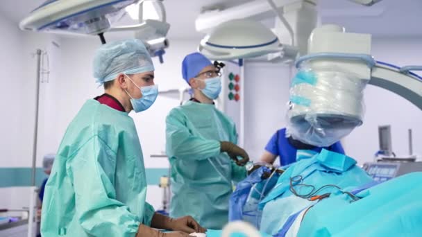 Neurocirurgião Chefe Extrai Instrumento Cirúrgico Assistente Teatro Operacional Clínica Moderna — Vídeo de Stock