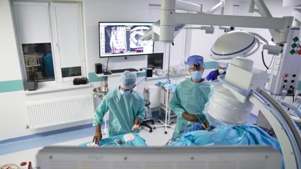 Neurocirurgião Assistido Por Estagiário Masculino Realiza Operação Cirurgião Segura Instrumento — Vídeo de Stock