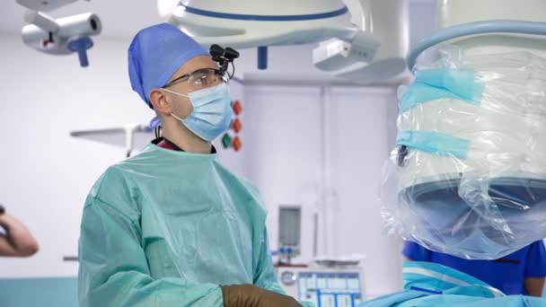 Cirurgião Meia Idade Confiante Faz Operação Laparoscópica Hospital Moderno Retrato — Vídeo de Stock