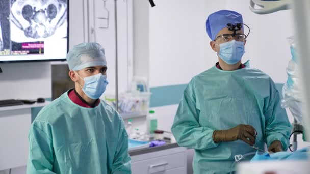 Chirurg Wyciąga Laparoskopowy Instrument Ciała Pacjenta Mężczyzna Asystent Czyści Narzędzia — Wideo stockowe
