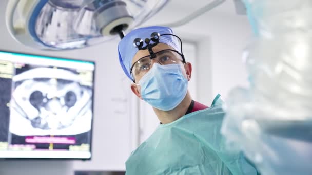 Médico Caucasiano Chapéu Máscara Óculos Dispositivo Momento Operação Retrato Cirurgião — Vídeo de Stock