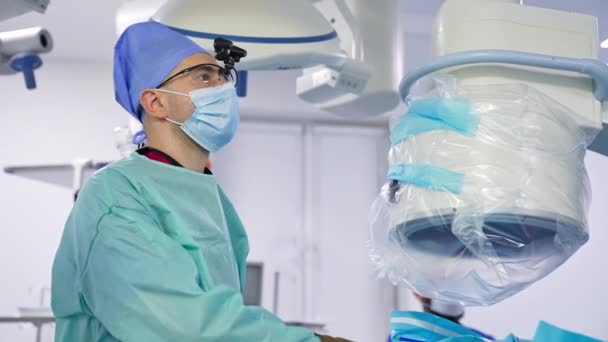 Cirurgião Dado Instrumento Laparoscópico Aplica Cirurgia Médico Profissional Olha Atentamente — Vídeo de Stock