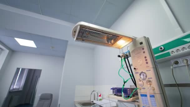 Φωτεινό Λαμπτήρα Πάνω Από Μια Κούνια Αναζωογόνησης Δωμάτιο Νοσοκομείου Τον — Αρχείο Βίντεο