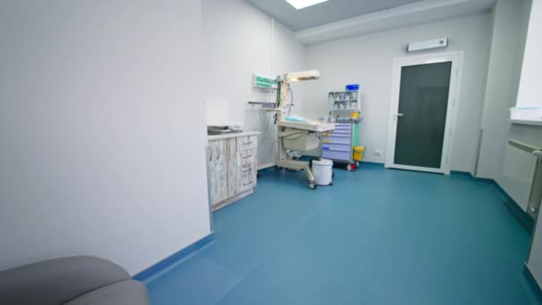 Quarto Hospital Limpo Com Equipamento Avançado Para Ressuscitação Bebê Cama — Vídeo de Stock