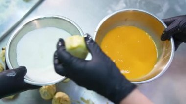 Şekerleme fabrikasında üretilen tatlı tatlılar. Yumurta ve serpiştirilmiş el yapımı tatlılar. Kapat..