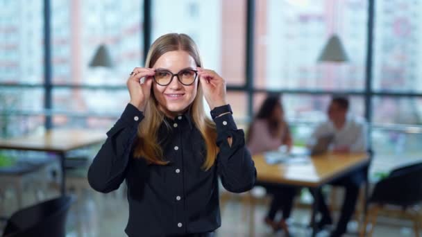 Usmívající Dáma Rovnátkách Nasadí Brýle Důvěryhodná Mladá Žena Pracovišti Najednou — Stock video
