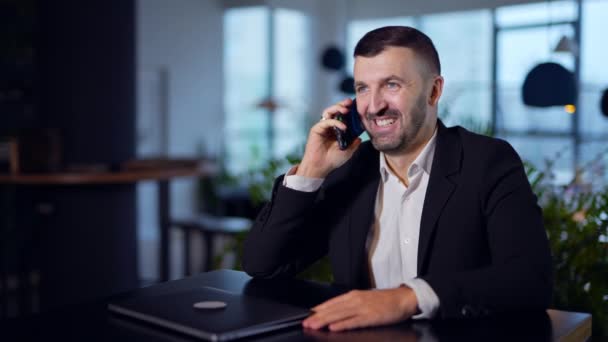 Успешный Бизнесмен Отвечает Звонки Смеется Предприниматель Открывает Ноутбук Начинает Печатать — стоковое видео