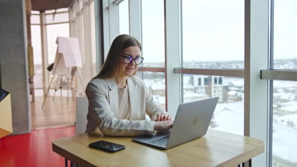 Gülümseyen Kadını Masada Oturuyor Dizüstü Bilgisayarda Çalışıyor Açık Ofis Işyerindeki — Stok video
