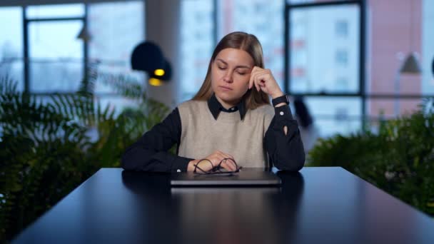 Kobieta Czuje Się Zestresowana Długim Dniu Pracy Młoda Dama Wyciąga — Wideo stockowe