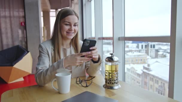 Glad Kvinnlig Kontorsarbetare Meddelar Någon Telefon Lunchrasten Blond Dam Har — Stockvideo