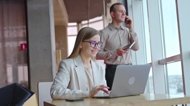 Szczęśliwa Uśmiechnięta Dama Pracuje Laptopie Przy Biurku Człowiek Rozmawiający Przez — Wideo stockowe