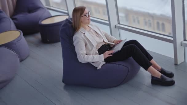 Szczęśliwa Zrelaksowana Kobieta Siedzi Torbie Fotelu Komputerem Kolanach Marzycielka Wyciąga — Wideo stockowe