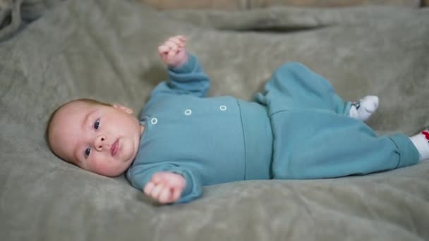 Gesunde Schöne Kleinkind Liegt Auf Dem Bett Und Wirft Seine — Stockvideo