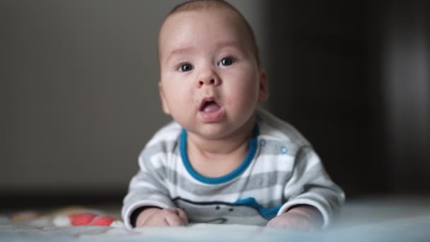 Caucasiano Bebê Bebê Segurando Cabeça Com Confiança Miúdo Pequeno Deitado — Vídeo de Stock