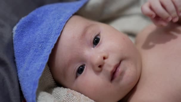 タオルで覆われた裸に横たわる白人の美しい子供 洗濯された後にベッドで休む愛らしい赤ちゃん クローズアップ — ストック動画