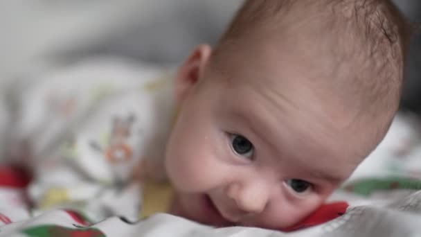 Minik Sevimli Bebek Göbeğin Üzerine Uzanıyor Küçük Çocuk Başını Kaldırdı — Stok video