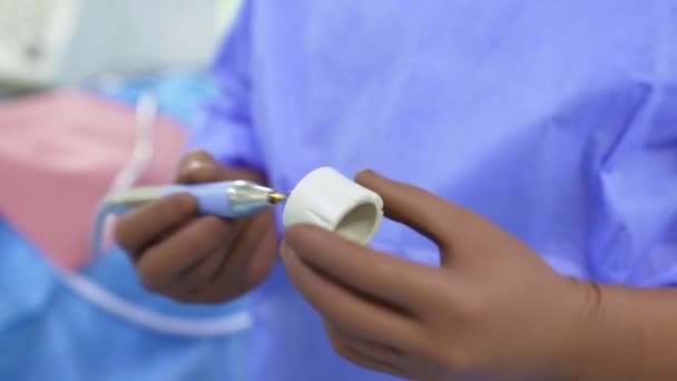 Ärztliche Hände Gummihandschuhen Die Ein Chirurgisches Instrument Halten Die Professionellen — Stockvideo