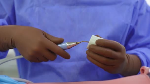 ラテックス手袋の医師は 手術装置からノズルを解凍します 専門家は麻酔の下で患者に装置を付ける クローズアップ — ストック動画