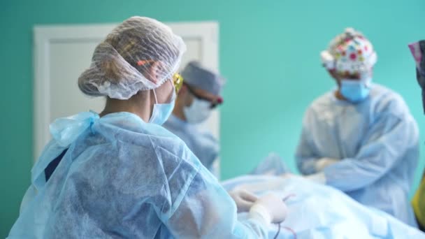Equipo Cirujanos Preparándose Para Operación Ayudante Femenina Preparando Tubos Instrumento — Vídeo de stock