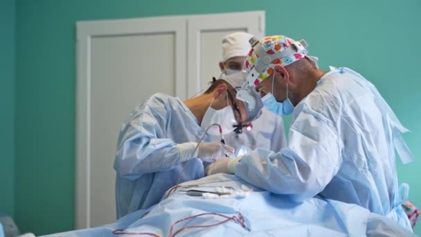 Profesyonel Cerrah Ekibi Operasyon Yürütüyor Bir Hastada Aynı Anda Çalışan — Stok video
