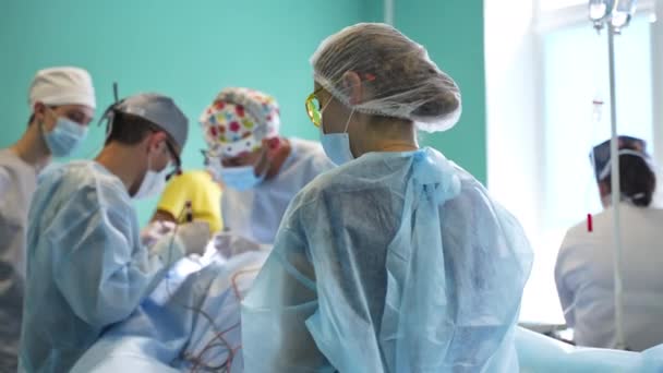 Gran Equipo Médico Profesional Ayudando Paciente Sala Cirugía Trabajo Bien — Vídeos de Stock