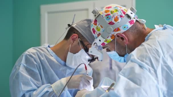 Dva Chirurgové Provádějící Operaci Najednou Specialisté Používají Moderní Nástroje Chirurgii — Stock video